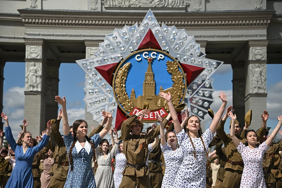 Традиционная акция «Вальс Победы» прошла в Москве в преддверии 9 Мая
