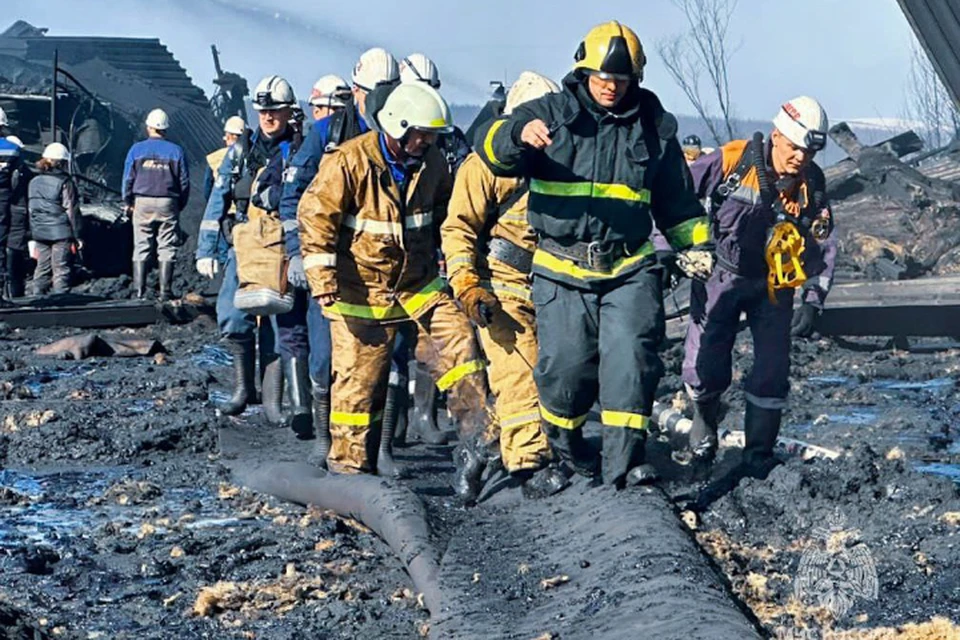 На тушение выехали 18 человек и две единицы техники. Фото: ГУ МЧС РФ по РС (Я)