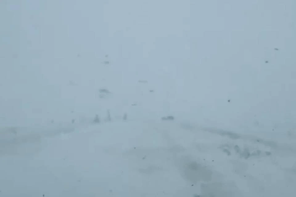Дорога на Териберку закрыта. Фото: скриншот видео МЧС по Мурманской области