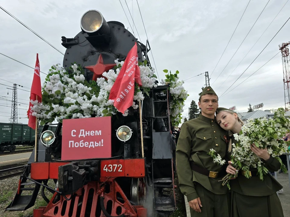 Ранним утром на перроне железнодорожного вокзала встречали долгожданный ретро-поезд. Фото: пресс-служба ЮУЖД