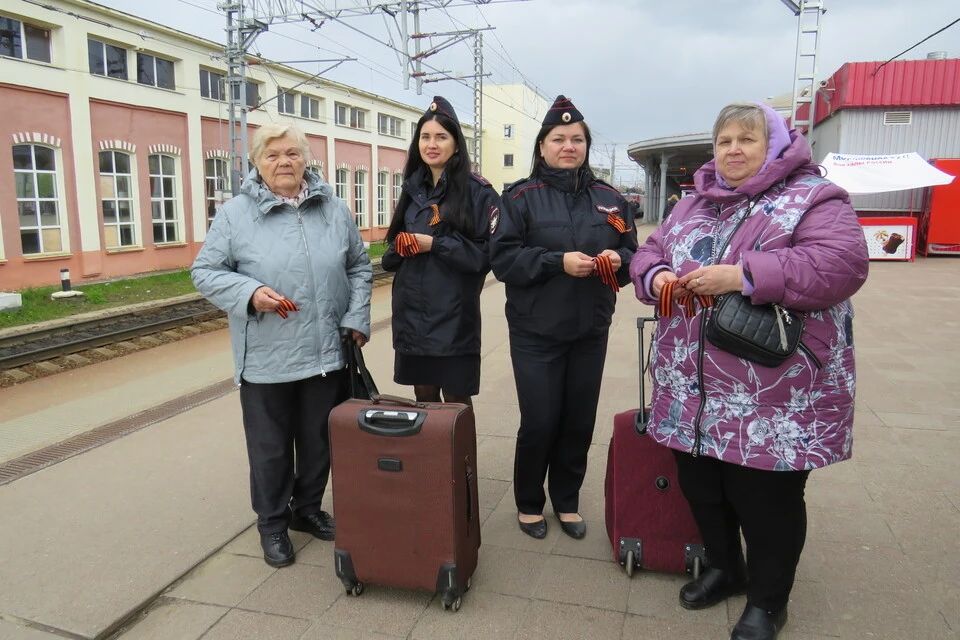 Транспортные полицейские и жители города. Фото: Тверской линейный отдел МВД на транспорте.