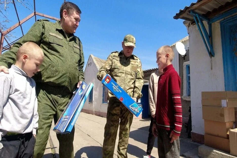 Офицеры СК навестили с подарками Романа, спасшего свою семью на пожаре в Отрадовке. Фото: СУ СК РФ по Херсонской области