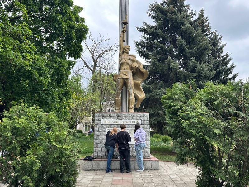Мемориал в селе Максимовка Новоаненского района благоустроили активисты блока "Победа".