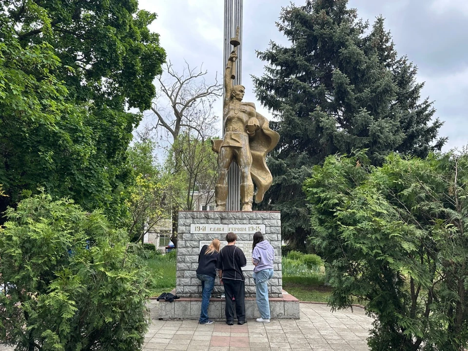 Мемориал в селе Максимовка Новоаненского района благоустроили активисты блока "Победа".