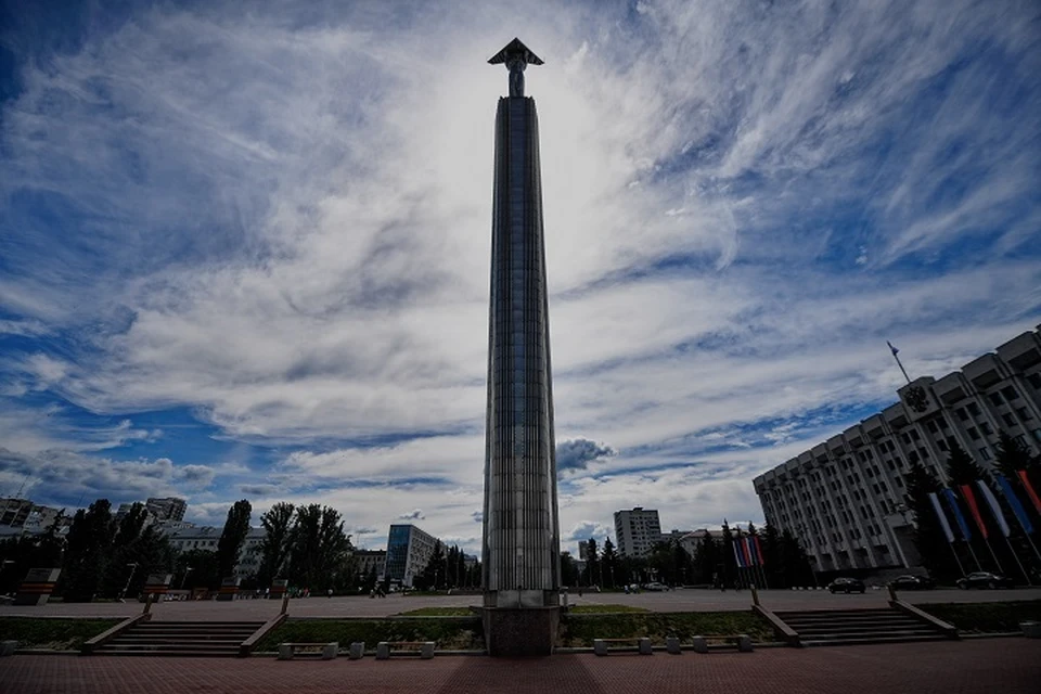 Один из наиболее знаменитых монументов находится на площади Славы в Самаре.