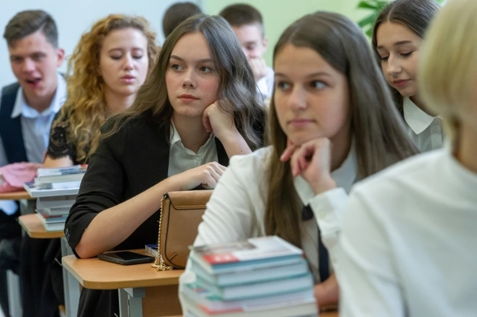 В школе обучаются около 700 детей.