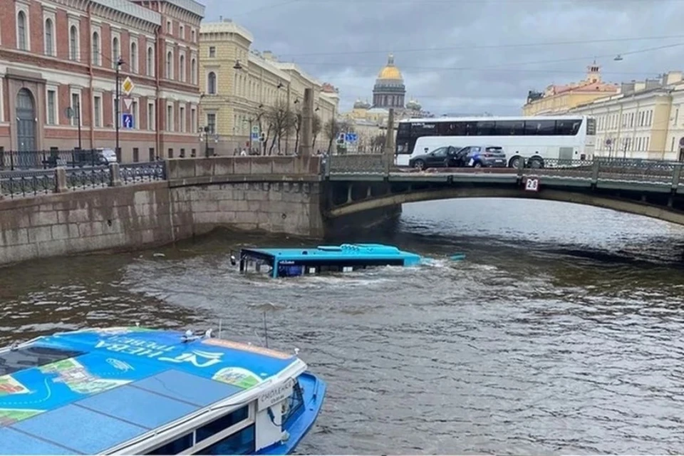 За пару секунд автобус погрузился под воду. Фото: vk.com/spb_today