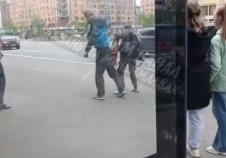 Сначала казанец подошел к девушке и ударил ее.