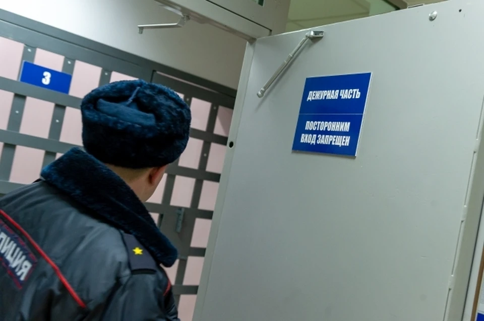 Сотрудники полиции задержали подозреваемых в мошенничестве.