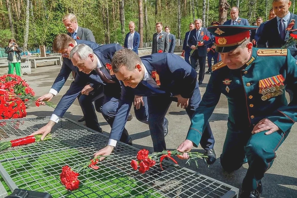 Мэр и губернатор возложили цветы к мемориалу «Раненый воин» в Новосибирске. Фото: мэрия Новосибирска