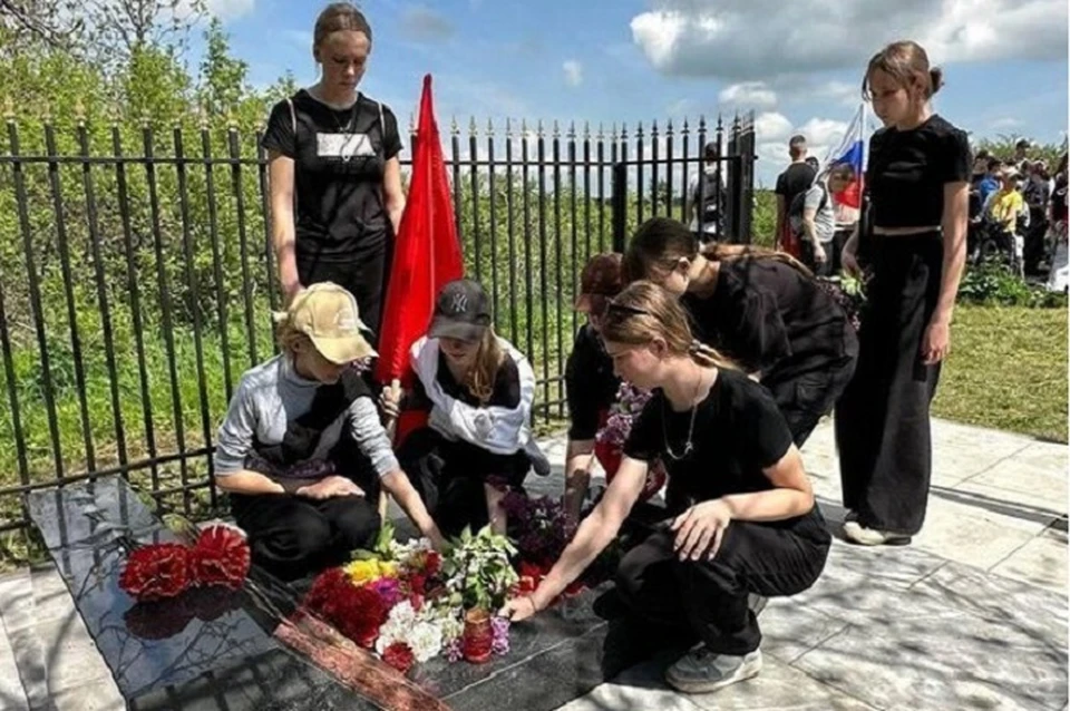 Активисты возложили цветы к братским могилам. Фото: администрации Кочубеевского округа.