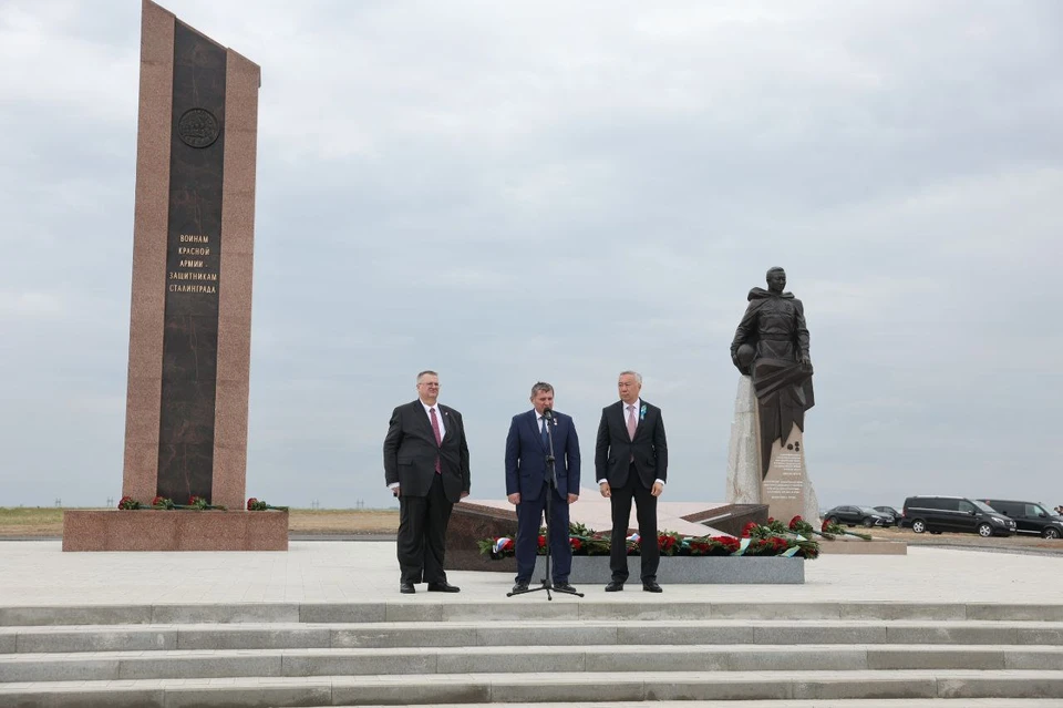 Мемориал состоит из стелы, звезды и скульптуры. Фото: администрация Волгоградской области.