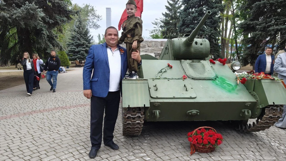 В Мелитополе спустили с постамента легендарный танк Т-70, чтобы у него смогли фотографироваться горожане