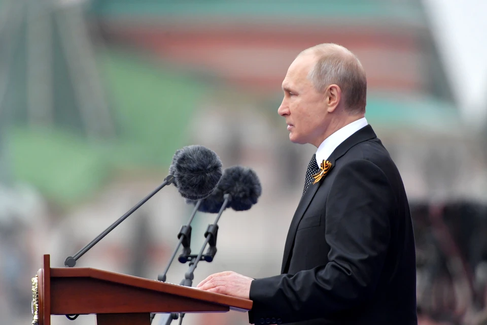 Владимир Путин объявил минуту молчания на параде Победы