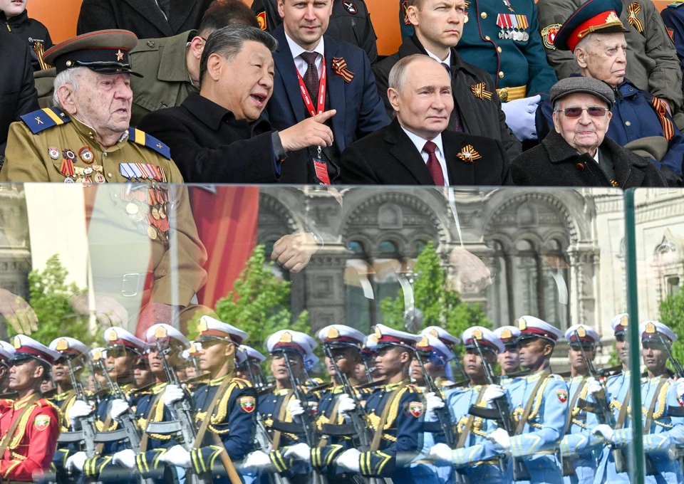 Ветеран Великой Отечественной войны Евгений Александрович Знаменский, председатель КНР Си Цзиньпин и президент России Владимир Путин