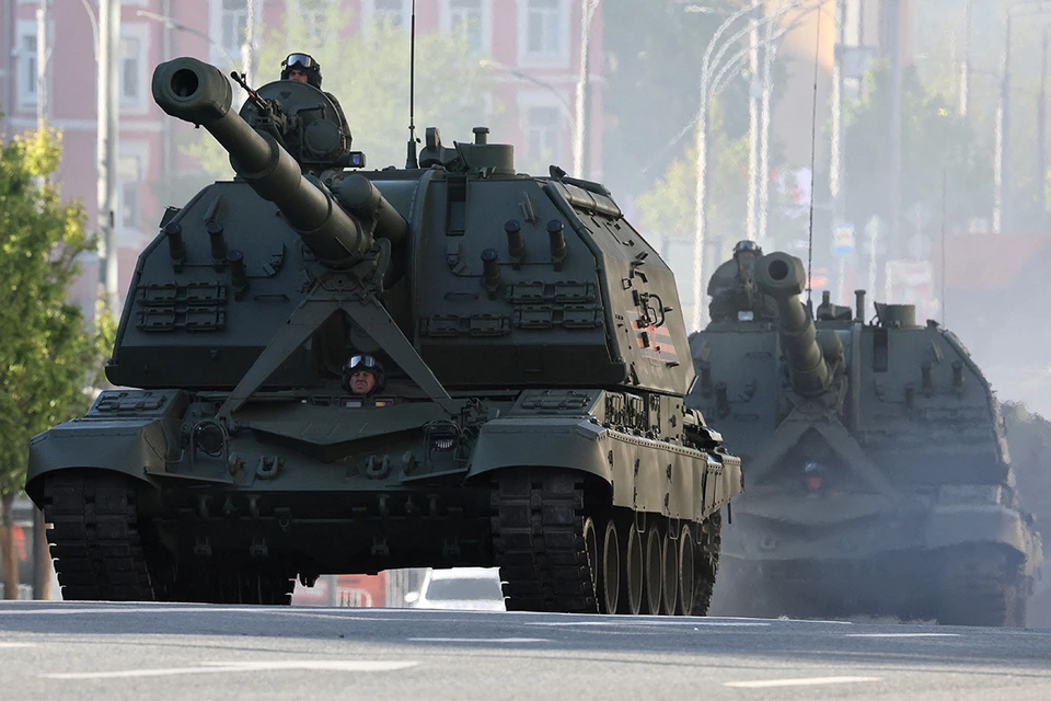 Парадные расчеты механизированной колонны прошли по Красной площади на параде Победы.