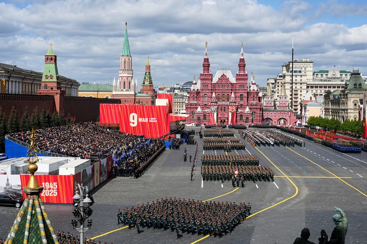 Россия празднует День Победы: Прямая онлайн-трансляция