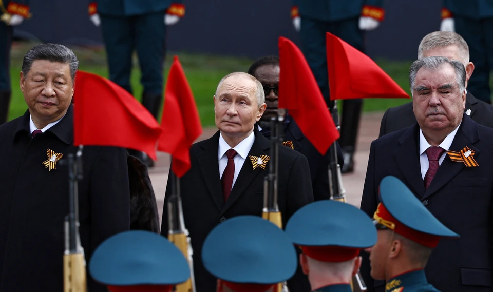 Владимир Путин возложил цветы на аллее городов-героев в Александровском саду