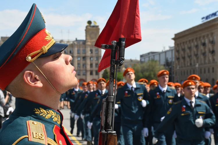 Парад Победы 9 мая 2025 в Волгограде: самые яркие кадры