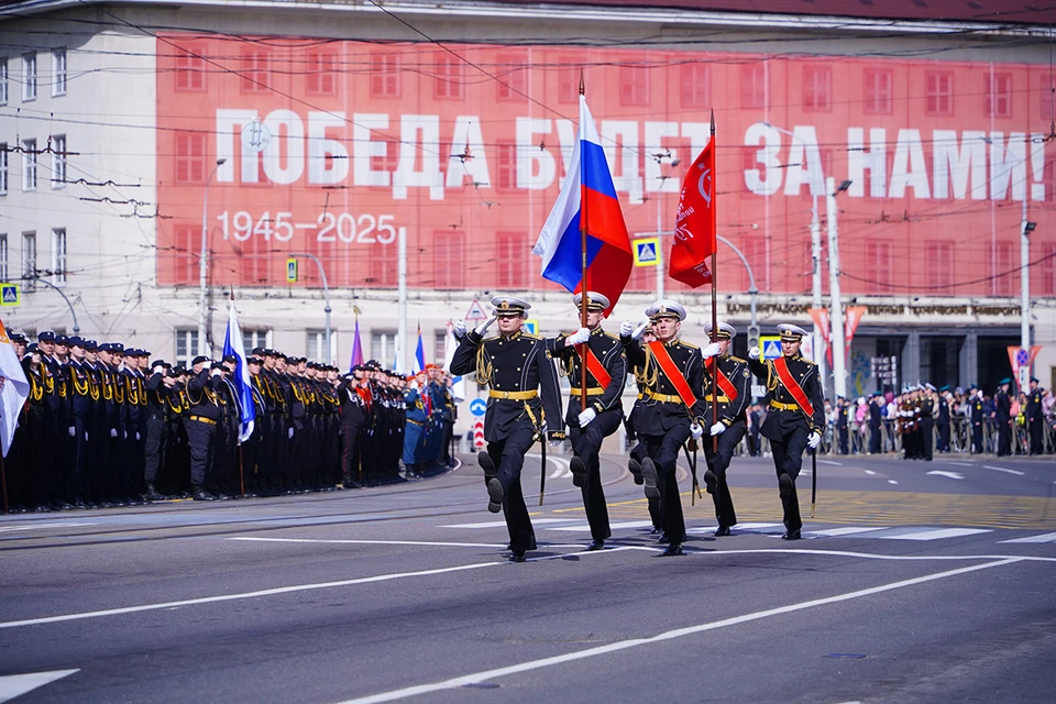 В параде приняли участие более 2 900 человек.