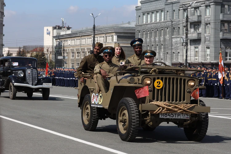 Надели форму и пели военные песни: иностранные студенты приняли участие в Параде Победы в Челябинске