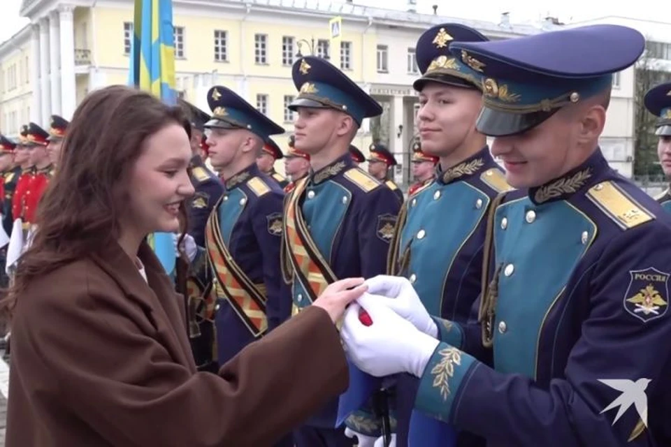 Предложение молодой человек сделал своей возлюбленной перед началом парада Победы в Екатеринбурге Фото: Читатель «КП»