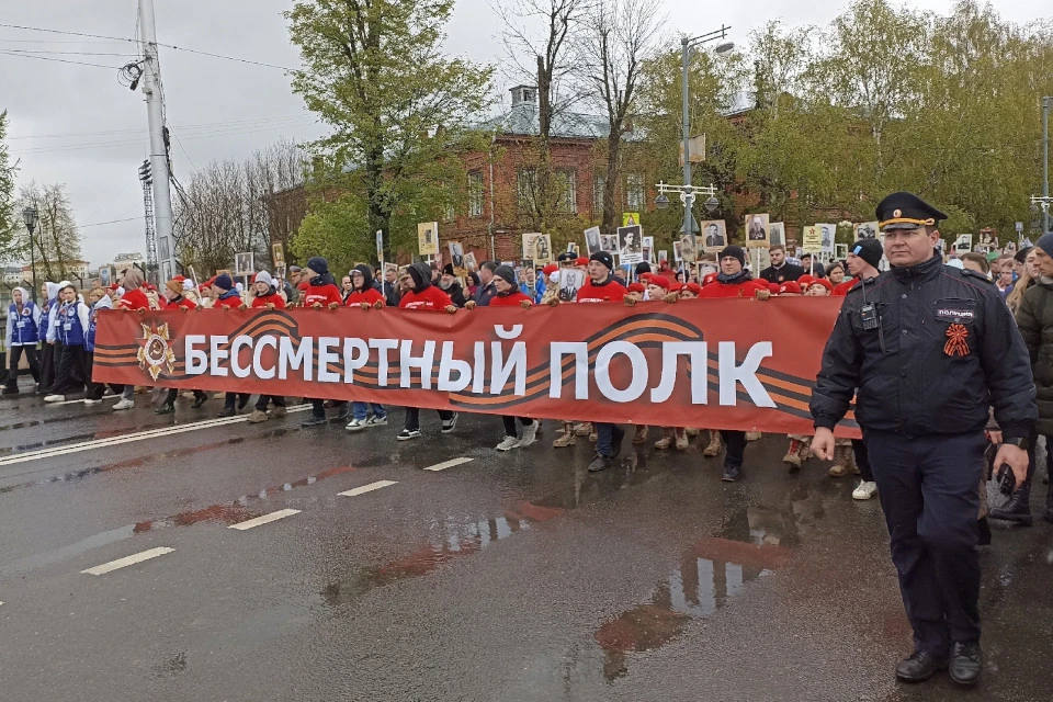 Бессмертный полк в Твери прошёл от стелы «Тверь - город воинской славы» до площади Победы.