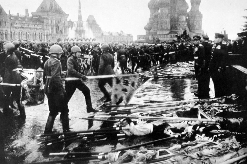 80 лет назад наши солдаты бросили нацистские знамена к Мавзолею на Красной площади. Теперь же потомки побежденных пытаются взять реванш у потомков победителей. Фото: Евгений Халдей/ТАСС