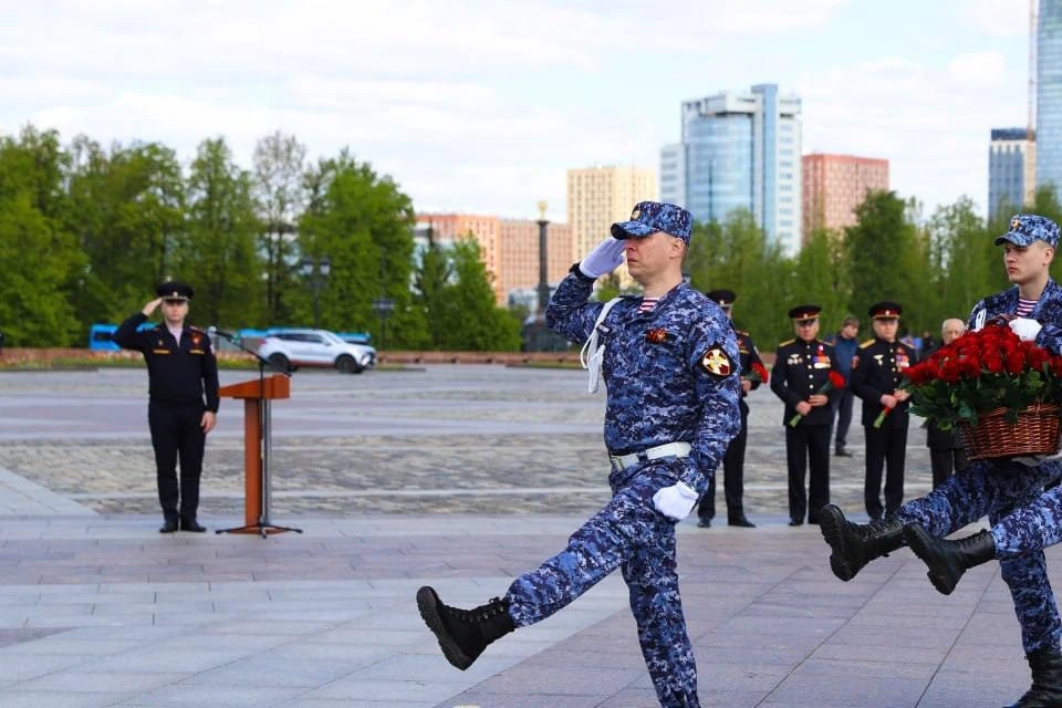 Московские росгвардейцы почтили память героев у Вечного огня на Поклонной горе Фото: пресс-служба Росгвардии Москвы
