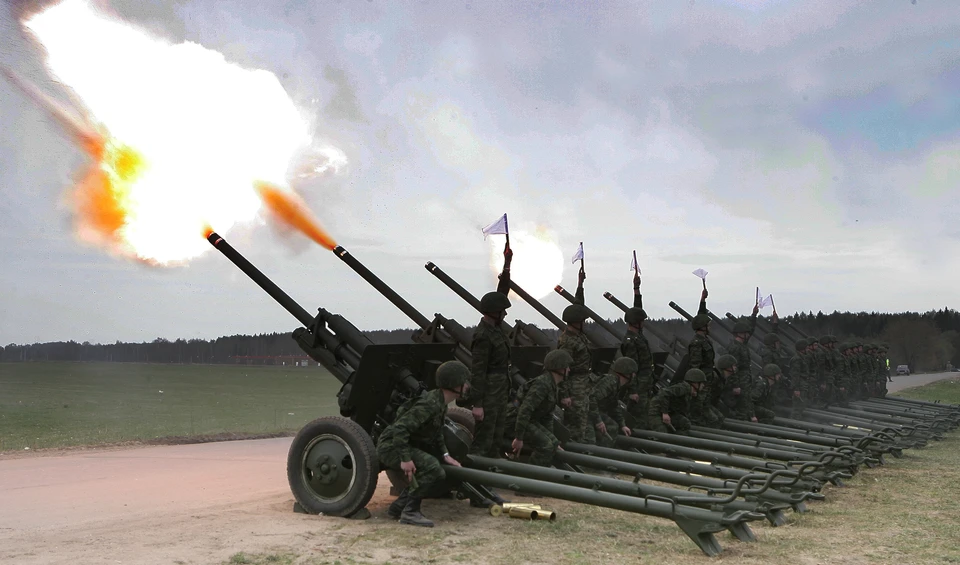 Залпы сделают из артиллерийских орудий