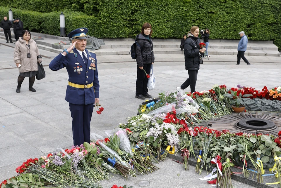 В Киеве, Одессе, Харькове и других городах Украины к Вечному огню людей с букетами цветов пускали только по предъявлению паспорта с данными о прописке. Фото: ТАСС/EPA/SERGEY DOLZHENKO