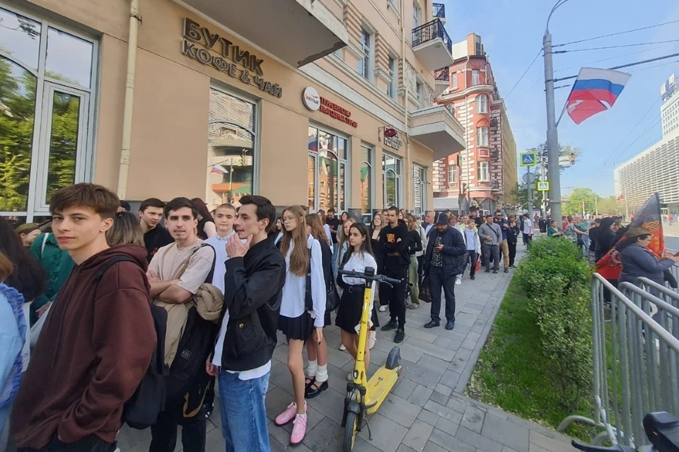 Ростовчане спокойно восприняли очередь к рамкам металлоискателя.