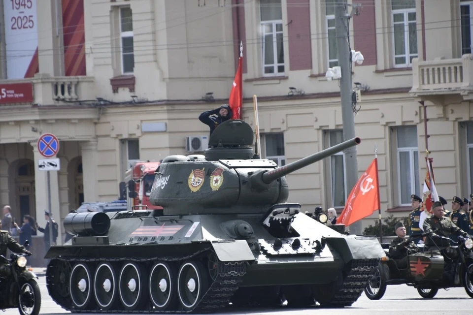 В параде была задействована техника времен ВОВ и современная.