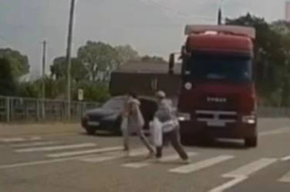 Пешеходы заметили грузовик и успели отбежать Фото: кадр из видео