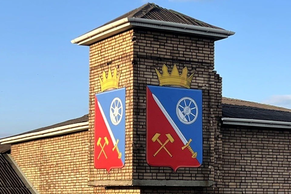 В Ясиноватой ДНР обновили герб. Фото: ТГ/Пеняев