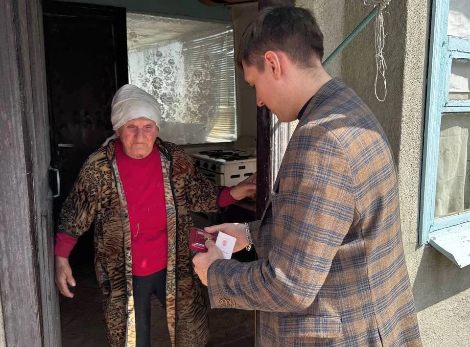 Депутаты поздравили жительницу Черниговского муниципального округа, ветерана труда Анастасию Сологуб с 80-летием Великой Победы