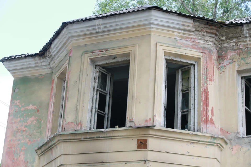Мужчина снял окна в своей бывшей аварийной квартире