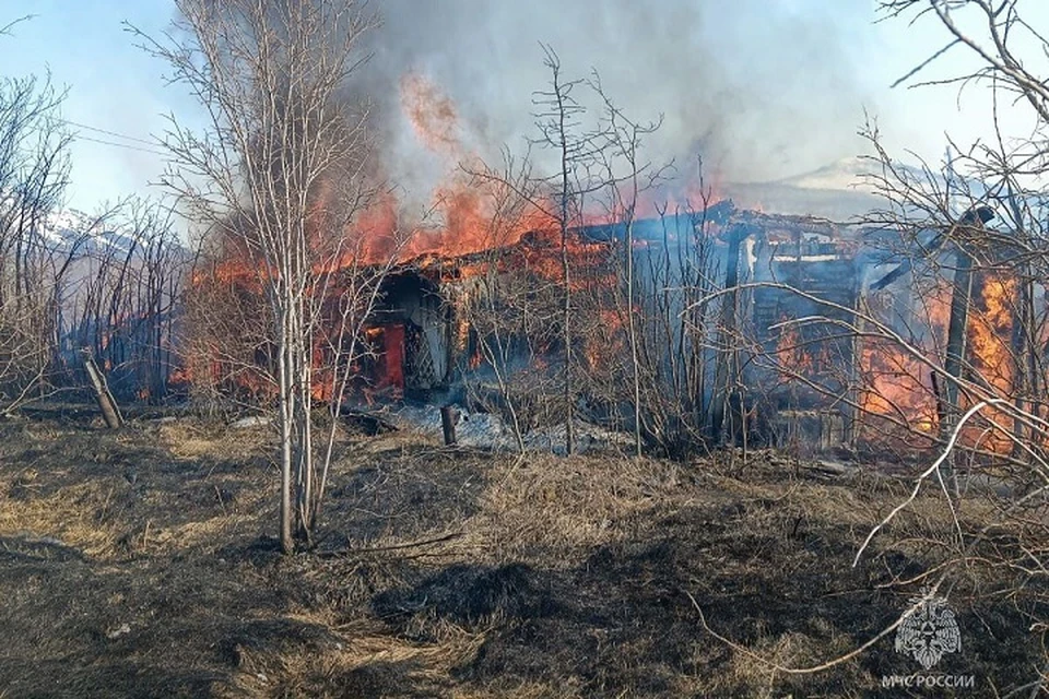 Заброшенная постройка сгорела возле кладбища в Магаданской области Фото: ГУ МЧС России по Магаданской области