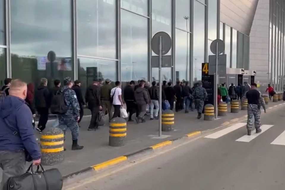 Рекордное количество нелегальных мигрантов выдворили из Новосибирска за один день. Фото: ГУФССП России по Новосибирской области