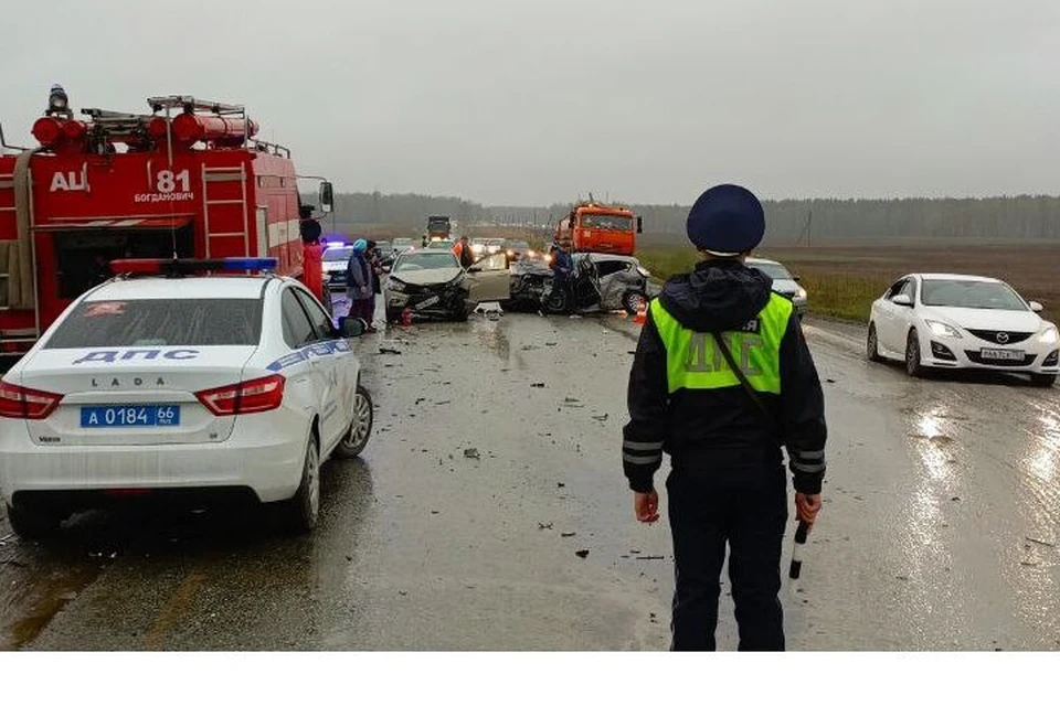 После удара легковушку отбросило на автомобиль Lada Vesta. Фото: Госавтоинспекция Свердловской области