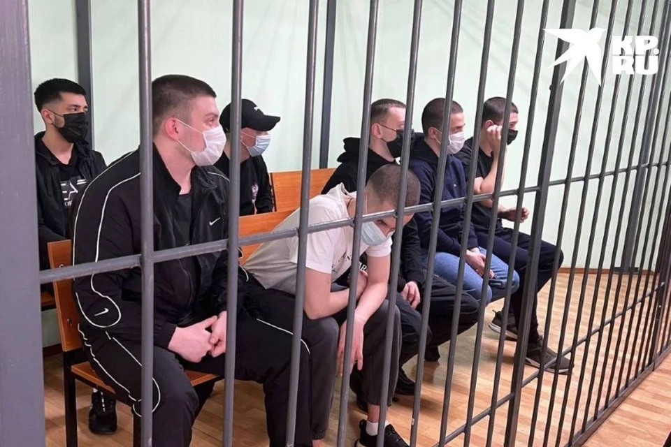 Никто из восьми парней свою вину не признает