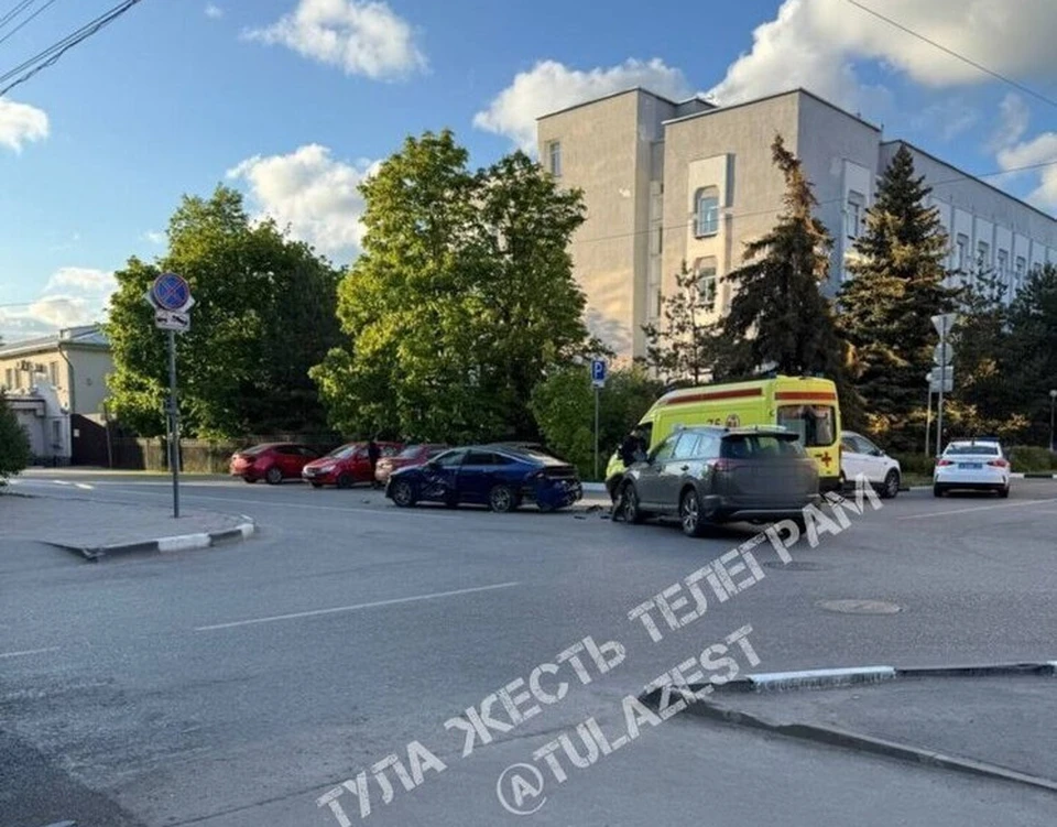 На Никитской улице в Туле столкнулись две иномарки. Фото: "Тула Жесть".