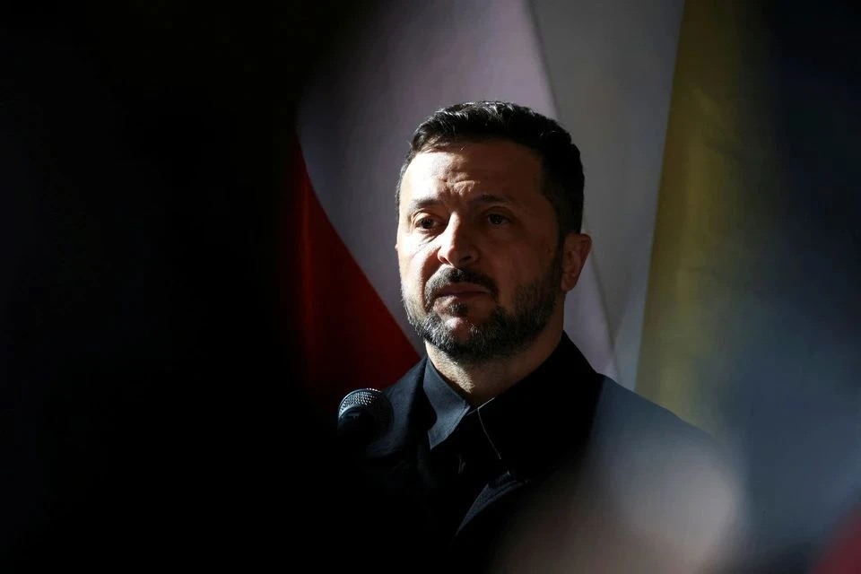 Зеленский сменил имидж для разговора с новым Папой Римским