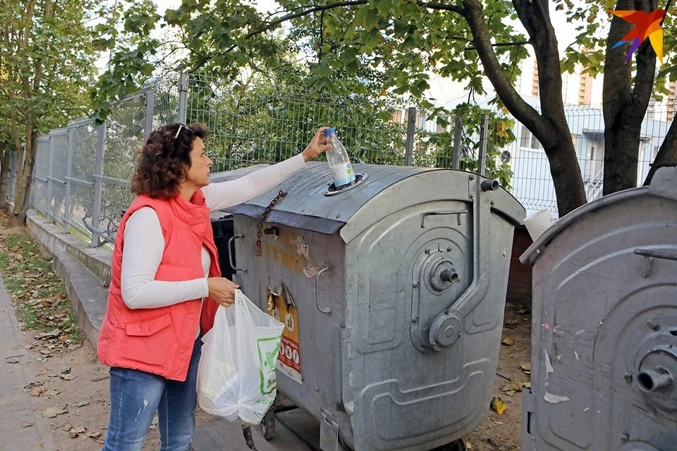 Место мусору в мусоропроводе, в контейнере для отходов, но никак ни возле подъезда. Фото носит иллюстрационный характер.