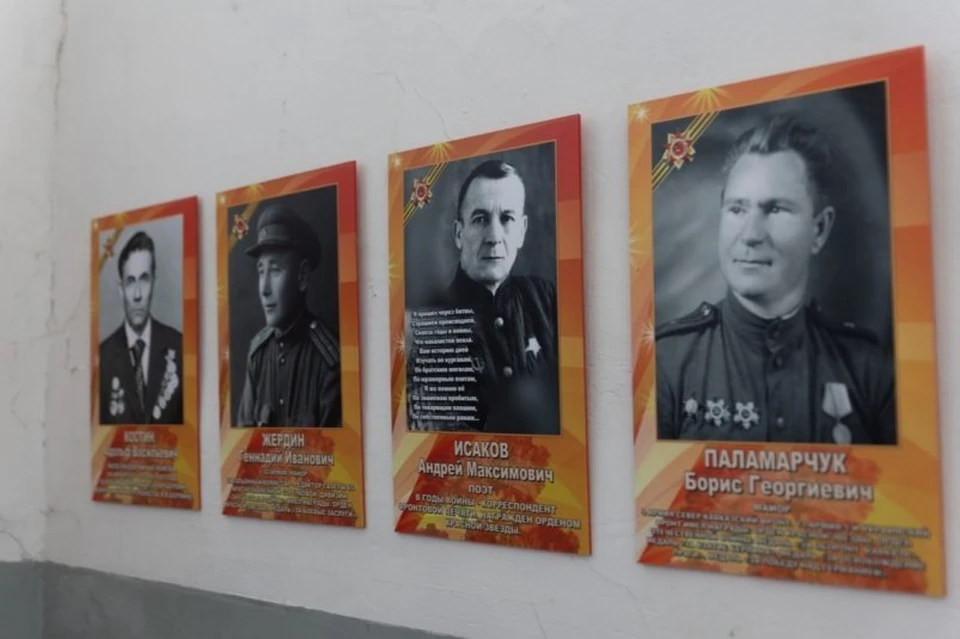 Ставропольчанка устроила «Бессмертный полк» в подъезде своего дома. Фото: Артём Хорошилов, ИА Stavropol.Media
