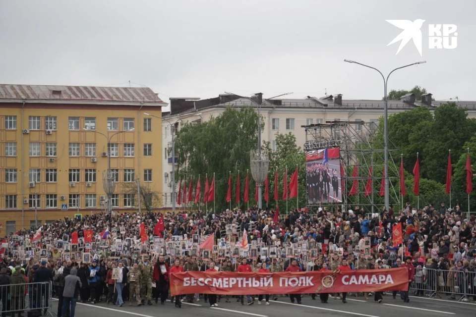 В Самаре по площади Куйбышева в "Бессмертном полку" прошли более 10 тысяч человек