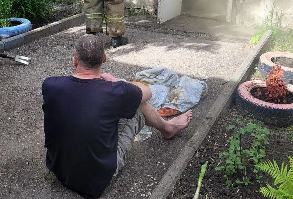 В Ульяновске на Рябикова пожарный вынес из горящей квартиры мужчину | ФОТО: ГУ МЧС России по Ульяновской области