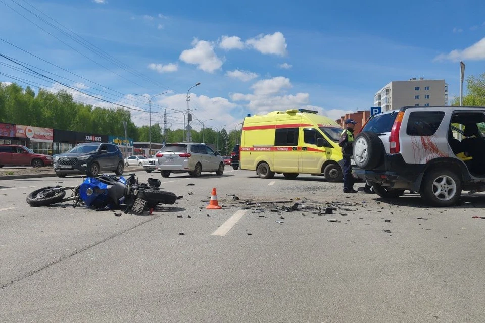 Авария произошла на Выборной — столкнулись Honda, мотоцикл и Kia Rio. Фото: ГАИ по Новосибирской области.