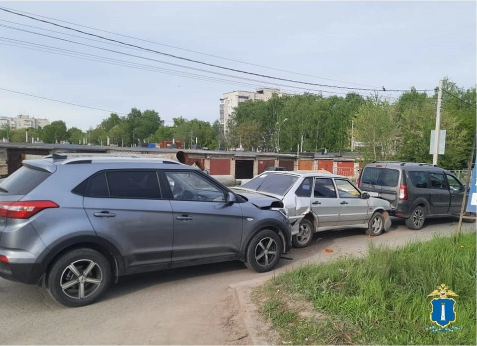В Ульяновске на улице Ефремова столкнулись три автомобиля. Фото Госавтоинспекция Ульяновской области