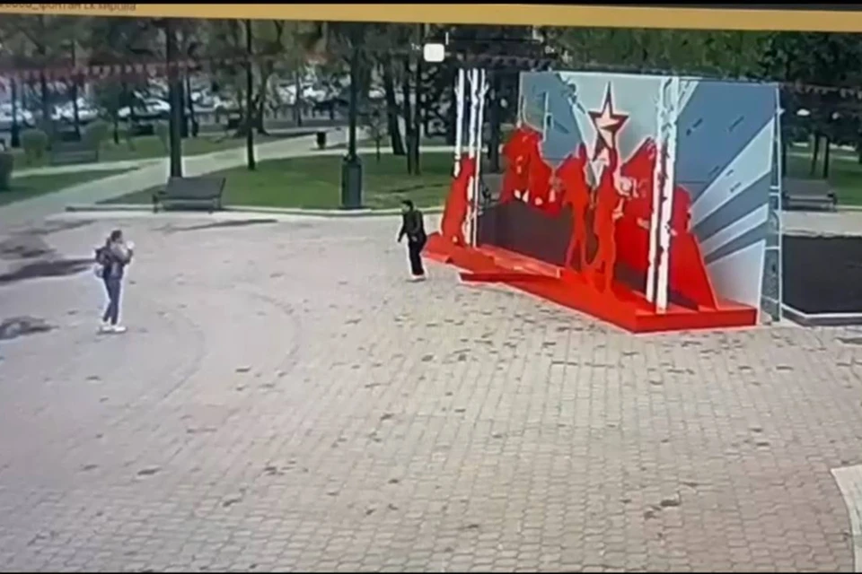 В Иркутске неизвестный сломал фотозону, установленную ко Дню Победы.